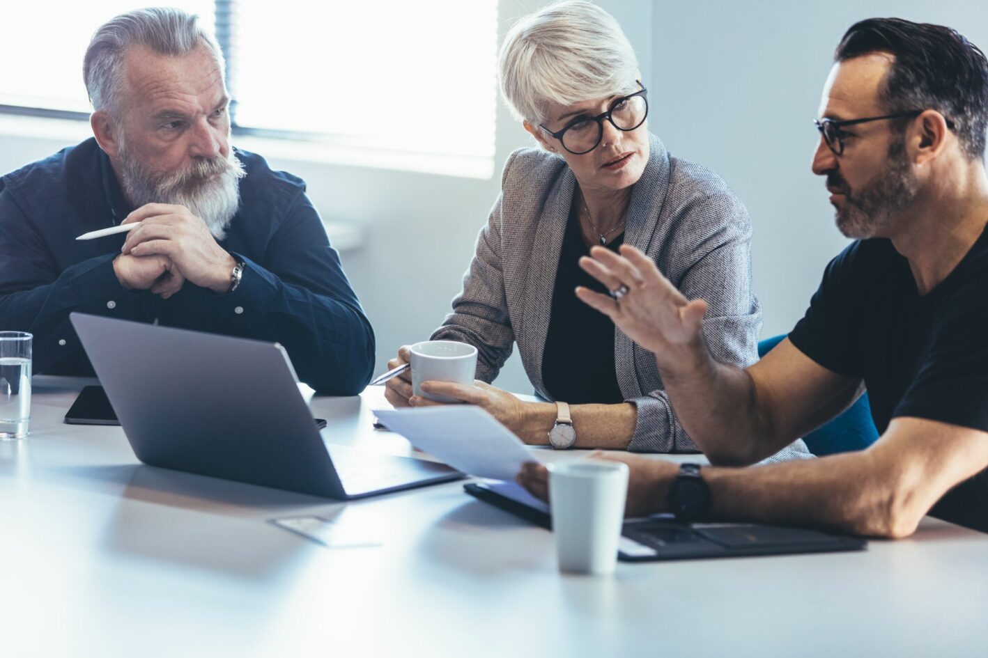 Entdecken Sie, wie organisationale Resilienz Ihrem Unternehmen helfen kann, in unsicheren Zeiten nicht nur zu überleben, sondern auch zu florieren. Die AHAB-Akademie bietet spezialisierte Trainings und Fortbildungen, die darauf abzielen, alle Ebenen Ihrer Organisation – von Einzelpersonen über Teams bis hin zur Führungsebene – widerstandsfähiger zu machen. Steigern Sie die Effektivität Ihrer Organisation durch gezielte Maßnahmen und bereiten Sie sich auf zukünftige Herausforderungen vor. Lassen Sie uns gemeinsam Resilienz aufbauen und Erfolg sichern.