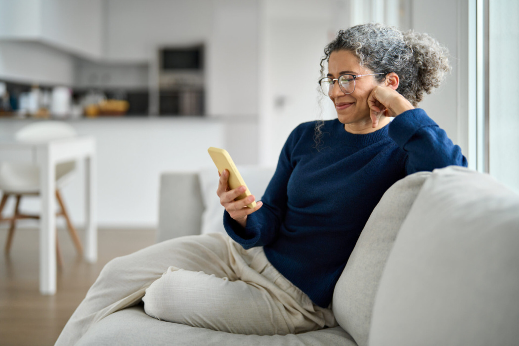 Eltere Frau Am Smartphone Liest Den Ahab Newsletter