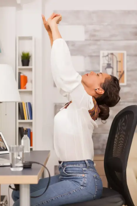 Frau Streckt Sich Im Home Office