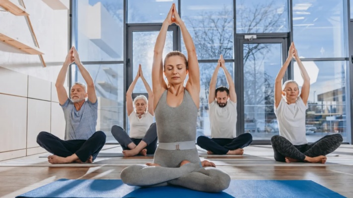 Programmeinweisung Hatha Yoga Fuer Seniorinnen