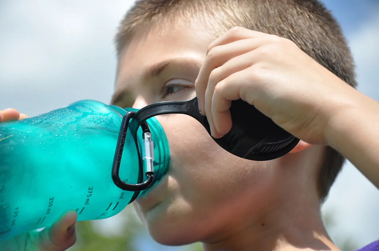 Dehydration bezeichnet einen Zustand, in dem der Körper nicht über ausreichend Flüssigkeit verfügt, um seine normalen Funktionen aufrechtzuerhalten. Dies kann entstehen, wenn man nicht genug Wasser trinkt, besonders bei hohen Temperaturen oder während körperlicher Anstrengung, oder wenn man große Mengen Flüssigkeit durch Schwitzen, Urinieren, Erbrechen oder Durchfall verliert.