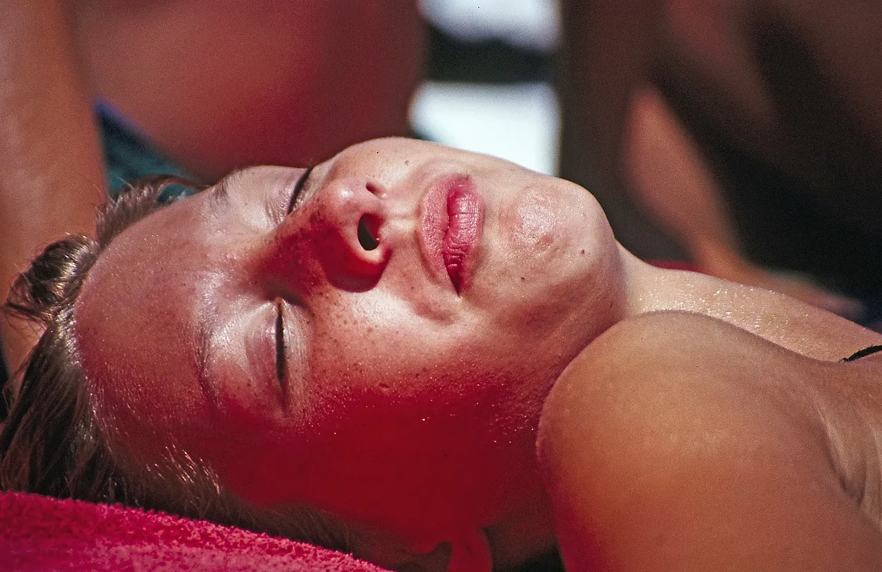 Ein Sonnenbrand ist eine direkte Schädigung der Haut durch die ultravioletten (UV) Strahlen der Sonne. Sehen tut man ein rote Haut und merken tut man es in Form von Schmerzen. Sonnenbrände zu vermeiden, vor allem im Kindesalter, ist enorm wichtig, da sie hoch krebsförderlich sind!